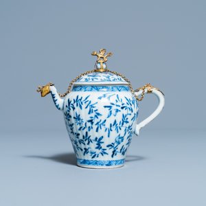 A Chinese gilt-mounted blue and white teapot and cover, Kangxi — 照片 2