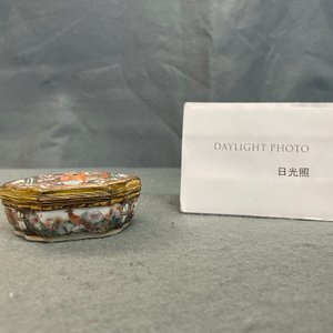 A Chinese gilt-mounted famille rose snuff box, Qianlong — 照片 9