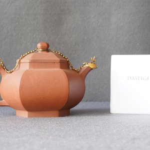 A Chinese gilt-mounted Yixing stoneware teapot and cover, Kangxi — 照片 11