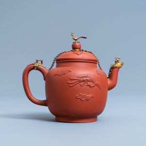 A Chinese gilt-mounted Yixing stoneware teapot and cover, Kangxi — photo 4