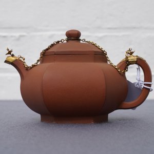 A Chinese gilt-mounted Yixing stoneware teapot and cover, Kangxi — photo 22