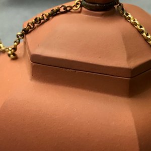A Chinese gilt-mounted Yixing stoneware teapot and cover, Kangxi — photo 7