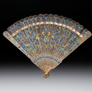 A Chinese gilt silver and enamelled fan with floral design, 19/20th C. — photo 1