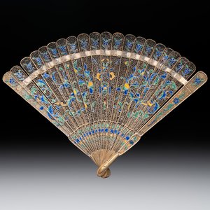 A Chinese gilt silver and enamelled fan with floral design, 19/20th C. — photo 2