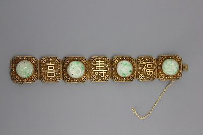 A Chinese gilt silver and jadeite bracelet, early 20th C.