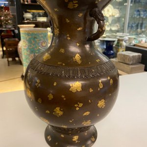 A Chinese gilt-splashed bronze vase, Qianlong mark, Qing — 照片 20