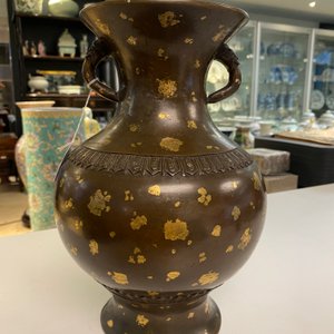 A Chinese gilt-splashed bronze vase, Qianlong mark, Qing — 照片 21
