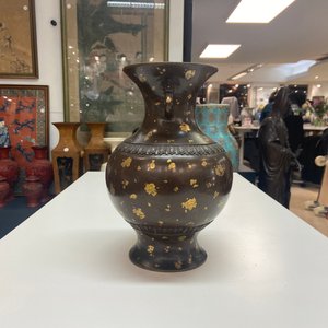 A Chinese gilt-splashed bronze vase, Qianlong mark, Qing — 照片 27