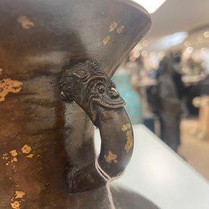 A Chinese gilt-splashed bronze vase, Qianlong mark, Qing — 照片 30