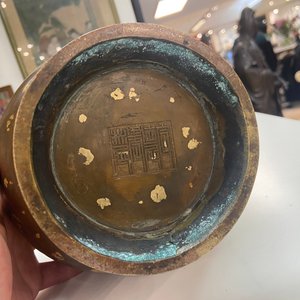 A Chinese gilt-splashed bronze vase, Qianlong mark, Qing — 照片 33