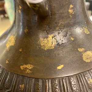 A Chinese gilt-splashed bronze vase, Qianlong mark, Qing — 照片 7