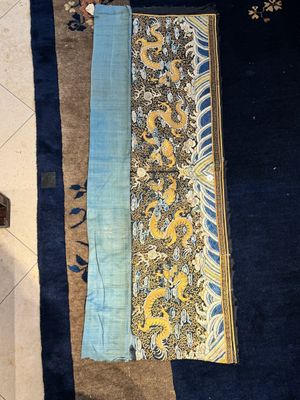 A Chinese gold- and silver-thread-embroidered silk cloth with dragons, Qing — 照片 1