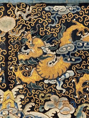 A Chinese gold- and silver-thread-embroidered silk cloth with dragons, Qing — 照片 13