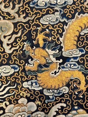 A Chinese gold- and silver-thread-embroidered silk cloth with dragons, Qing — 照片 14