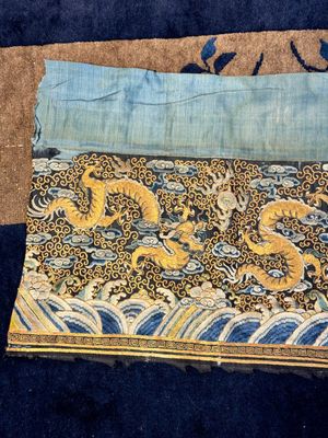A Chinese gold- and silver-thread-embroidered silk cloth with dragons, Qing — 照片 2