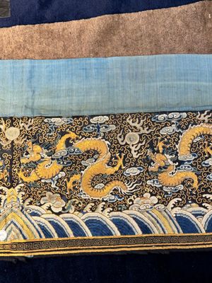 A Chinese gold- and silver-thread-embroidered silk cloth with dragons, Qing — 照片 4