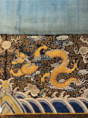 A Chinese gold- and silver-thread-embroidered silk cloth with dragons, Qing — 照片 7