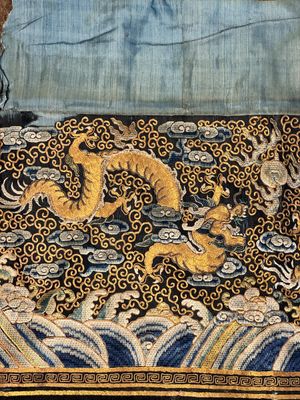 A Chinese gold- and silver-thread-embroidered silk cloth with dragons, Qing — 照片 9