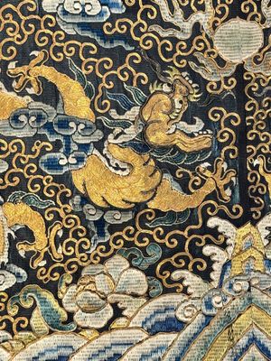 A Chinese gold- and silver-thread-embroidered silk cloth with dragons, Qing — 照片 10