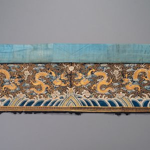 A Chinese gold- and silver-thread-embroidered silk cloth with dragons, Qing — 照片 1