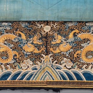 A Chinese gold- and silver-thread-embroidered silk cloth with dragons, Qing — 照片 2