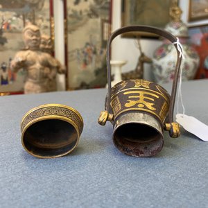 A Chinese gold-leaf-decorated cast iron vase and cover, probably 19th C. — 照片 11