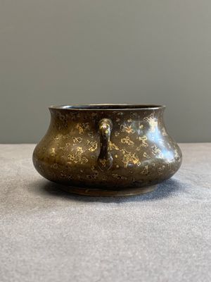 A Chinese gold-splashed bronze censer, Xuande mark, 18/19th C. — photo 2