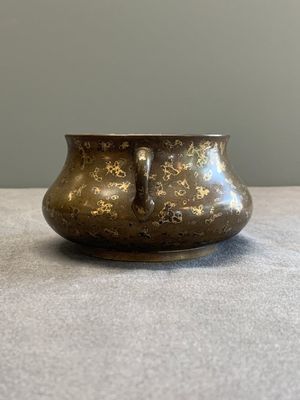 A Chinese gold-splashed bronze censer, Xuande mark, 18/19th C. — photo 4