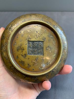 A Chinese gold-splashed bronze censer, Xuande mark, 18/19th C. — photo 6