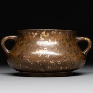 A Chinese gold-splashed bronze censer, Xuande mark, 18/19th C. — photo 3