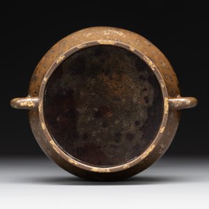 A Chinese gold-splashed bronze censer, Xuande mark, 18/19th C. — photo 5