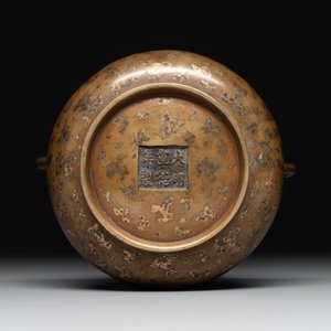 A Chinese gold-splashed bronze censer, Xuande mark, 18/19th C. — photo 6