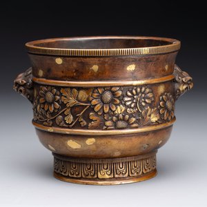 A Chinese gold-splashed bronze cylindrical censer with lion-form handles, Xuande mark, 19/20th C. — photo 1