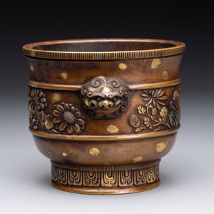 A Chinese gold-splashed bronze cylindrical censer with lion-form handles, Xuande mark, 19/20th C. — photo 2