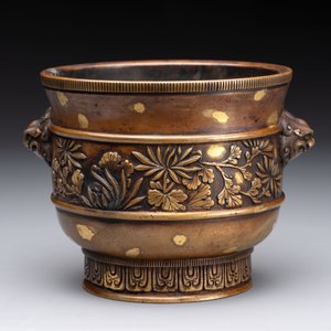 A Chinese gold-splashed bronze cylindrical censer with lion-form handles, Xuande mark, 19/20th C. — photo 3