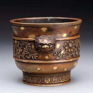 A Chinese gold-splashed bronze cylindrical censer with lion-form handles, Xuande mark, 19/20th C. — photo 4