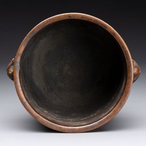 A Chinese gold-splashed bronze cylindrical censer with lion-form handles, Xuande mark, 19/20th C. — photo 5