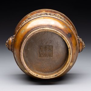 A Chinese gold-splashed bronze cylindrical censer with lion-form handles, Xuande mark, 19/20th C. — photo 6