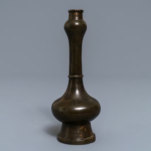 A Chinese gold-splashed bronze 'garlic head' vase, Ming — 照片 4