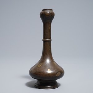 A Chinese gold-splashed bronze garlic head vase, Ming — 照片 1
