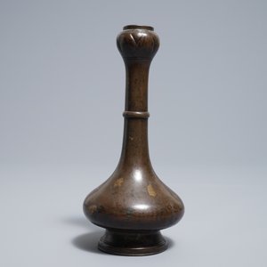 A Chinese gold-splashed bronze garlic head vase, Ming — 照片 4