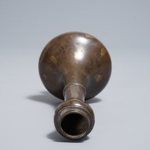 A Chinese gold-splashed bronze garlic head vase, Ming — 照片 6