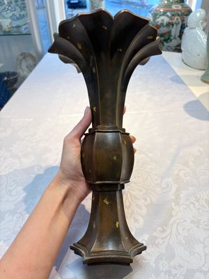 A Chinese gold-splashed bronze 'Gu' vase, Xuande mark, 17/18th C. — photo 1