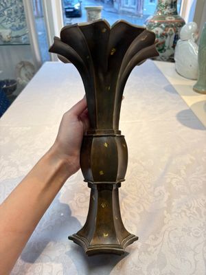 A Chinese gold-splashed bronze 'Gu' vase, Xuande mark, 17/18th C. — photo 2