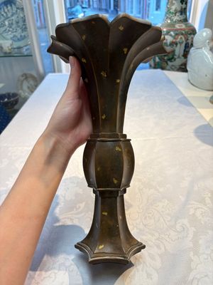 A Chinese gold-splashed bronze 'Gu' vase, Xuande mark, 17/18th C. — photo 4