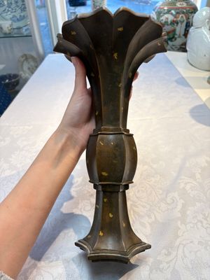 A Chinese gold-splashed bronze 'Gu' vase, Xuande mark, 17/18th C. — photo 5