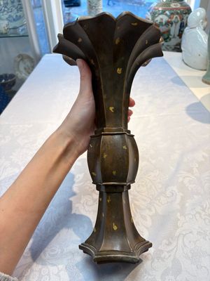 A Chinese gold-splashed bronze 'Gu' vase, Xuande mark, 17/18th C. — photo 6