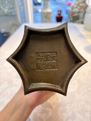 A Chinese gold-splashed bronze 'Gu' vase, Xuande mark, 17/18th C. — photo 8