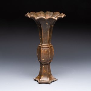 A Chinese gold-splashed bronze 'Gu' vase, Xuande mark, 17/18th C. — photo 1