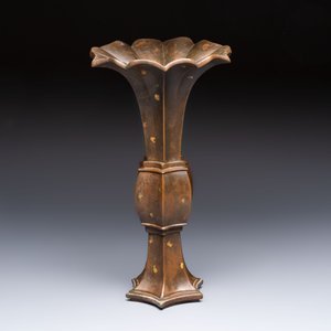 A Chinese gold-splashed bronze 'Gu' vase, Xuande mark, 17/18th C. — photo 2